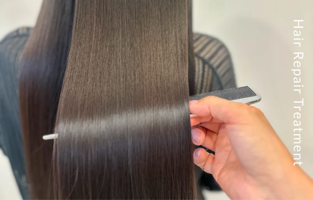 髪質改善施術後の、指通りなめらかな艶のあるストレートヘア
