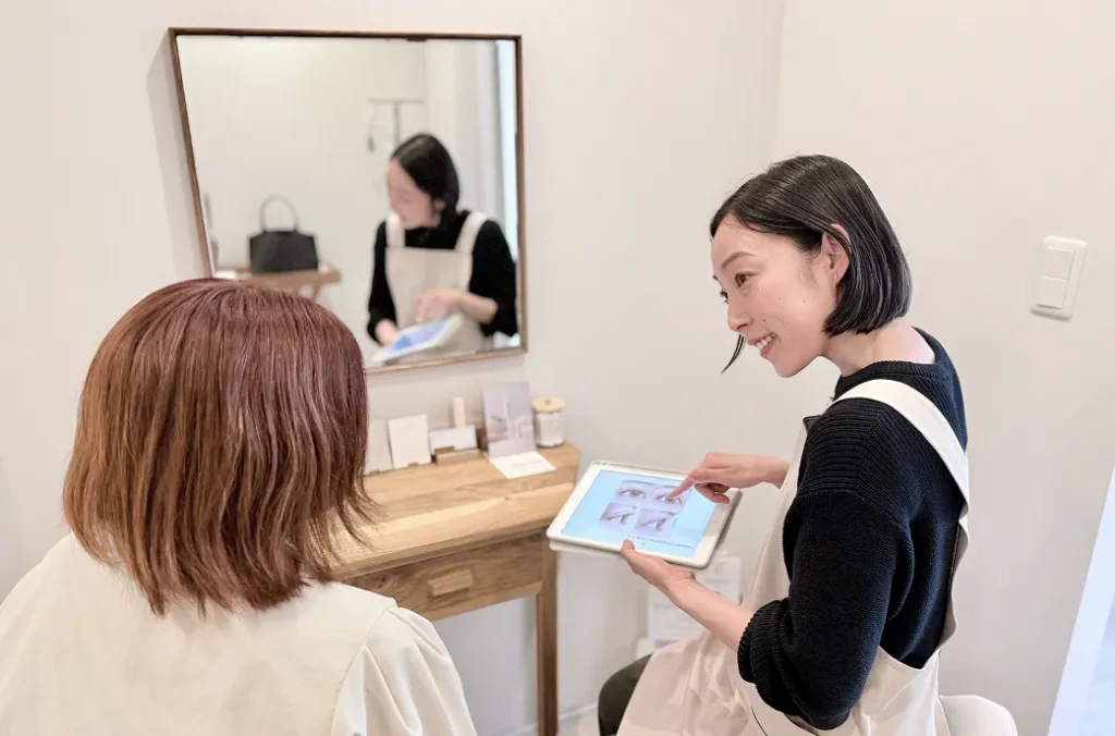 タブレットを使ってお客様にデザインを提案するスタッフのカウンセリング風景
