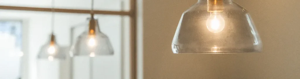 温かみのある照明が灯る落ち着いた施術空間

