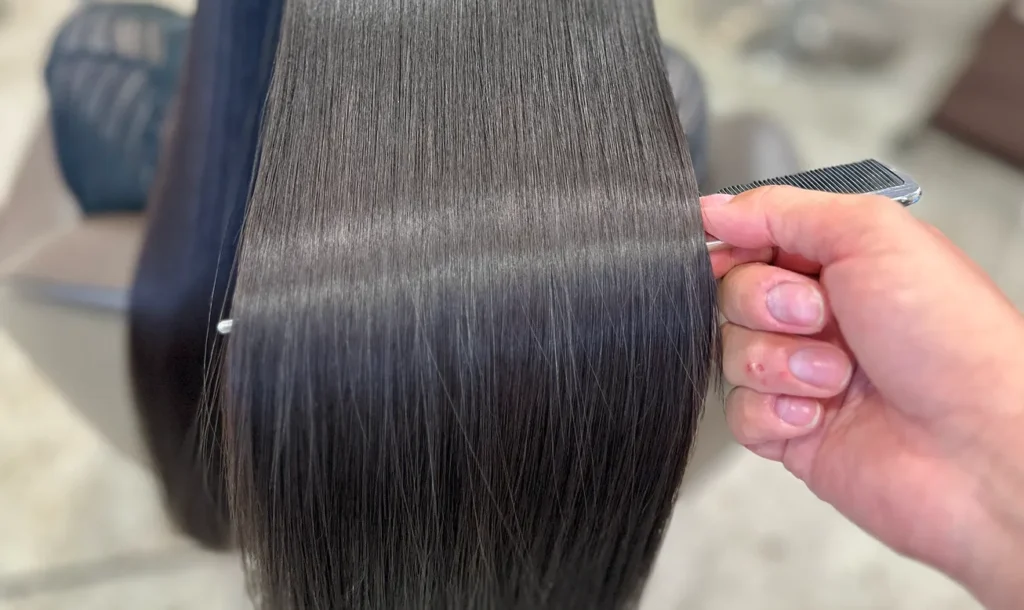 縮毛矯正後のツヤとまとまりのあるストレートヘアのアップ
