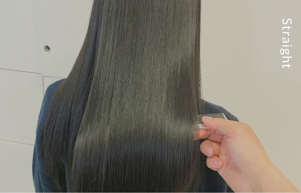 縮毛矯正後のまとまりのあるツヤストレートヘアの仕上がり
