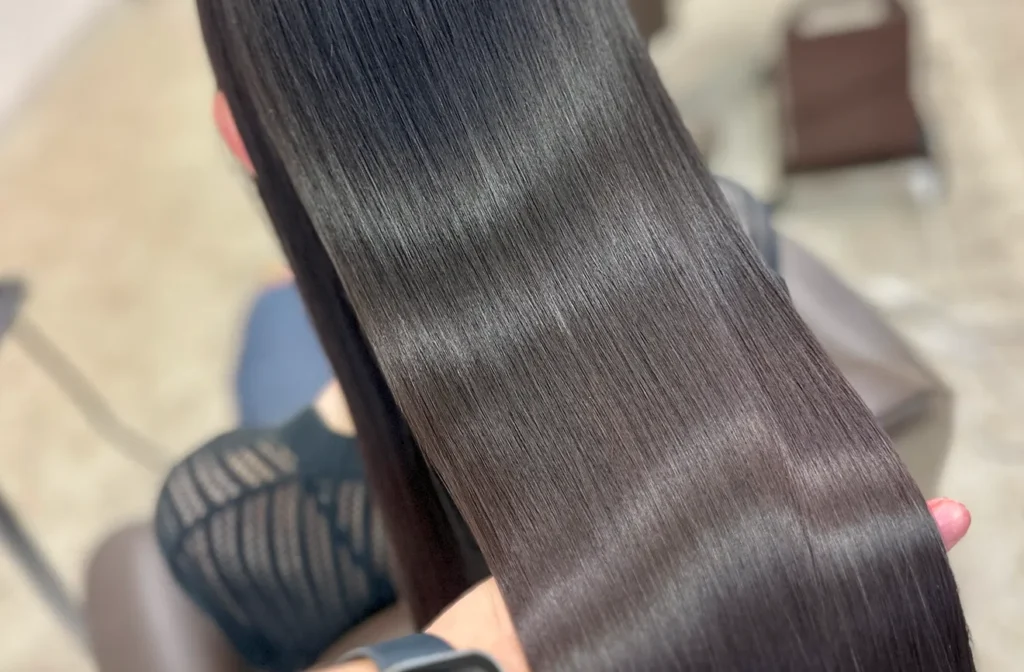 縮毛矯正後のツヤのある美しいストレートヘア